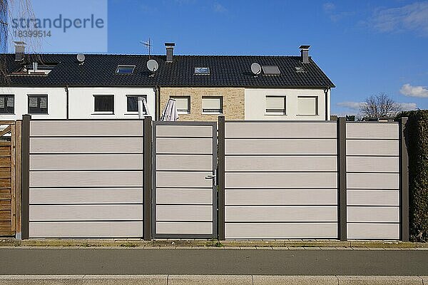 Moderner Zaun vor Reihenhaus  WPC Sichtschutzzaun  Nordrhein-Westfalen  Deutschland  Europa
