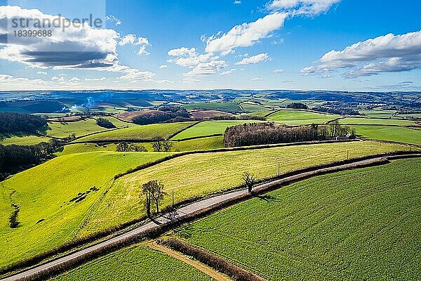 Felder und Ackerland im Frühling aus einer Drohne  Devon  England  Großbritannien  Europa