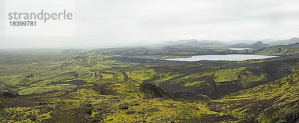 Moos bewachsene Vulkan-Landschaft  Kratersee  Laki-Krater oder Lakagígar  Hochland  Süd-Island  Suðurland  Island  Europa