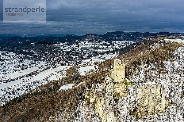 Ruine Reußenstein im Winter  Ausblick auf die Landschaft  Schwäbischen Alb  Neidlingen  Baden-Württemberg  Deutschland  Europa