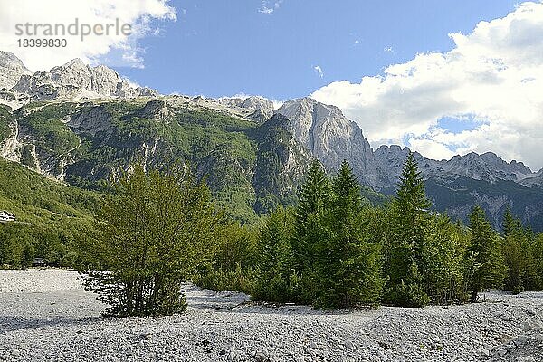 Ausgetrocknetes Flussbett der Valbona  hinten Gipfel der albanischen Alpen  Valbonatal  Albanien  Europa