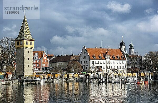 Hafenpromenade mit Mangturm  spiegelt sich im See  Hafen  Lindau Insel  Bodensee  Bayern  Deutschland  Europa