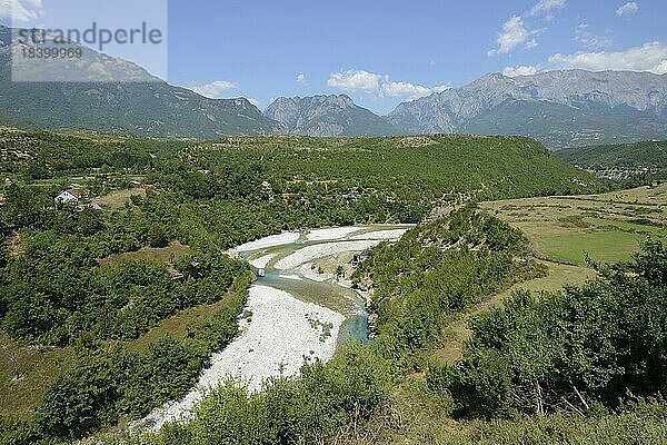 Landschaft mit kiesigem Flussbett der Valbona  Valbonatal  Albanien  Europa