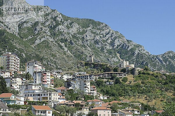 Blick auf die Ortschaft mit ihrer Festung  Kruja oder Krujë  Albanien  Europa