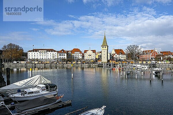 Hafenpromenade mit Mangturm  Hafen  Lindau Insel  Bodensee  Bayern  Deutschland  Europa