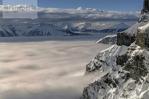 Rhonetal im Nebel  Wolken  blauer Himmel  Gemmi  Wallis  Schweiz  Europa