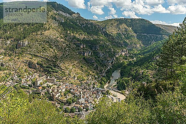 Das Dorf Sainte-Enimie in den Gorges du Tarn  eines der schönsten Dörfer in Frankreich. Okzitanien  Lozere  Florac