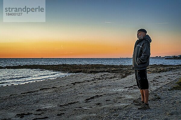 Alter Mann steht an der Küste der Biskaya  Quiberon  Finisterre  Bretagne  Halbinsel Quiberon
