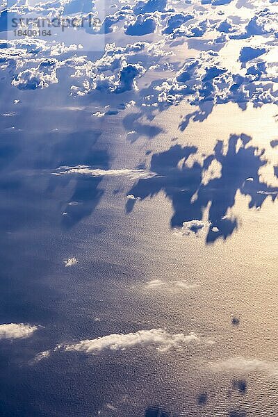 Wolken und Meer  Licht und Schatten bei wechselhaftem Wetter  Luftbild  Flug über die Ägäis  Griechenland  Europa