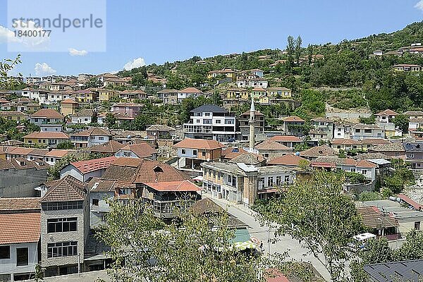 Blick über die Dächer der Stadt Peshkopi  Albanien  Europa