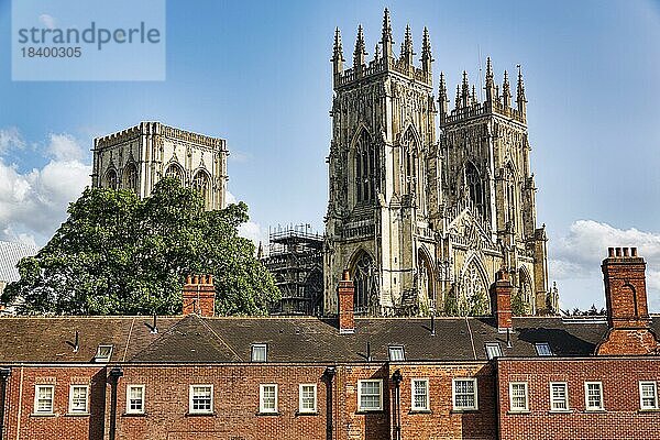 Blick über Hausdächer auf die Türme der Kathedrale  York Minster  York  England  Großbritannien  Europa