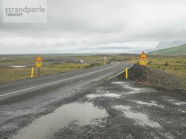 Verkehrsschild  Ringstraße  hinten Svínafellsjökull im Nebel  Gletscherzunge des Vatnajökull  Island  Europa