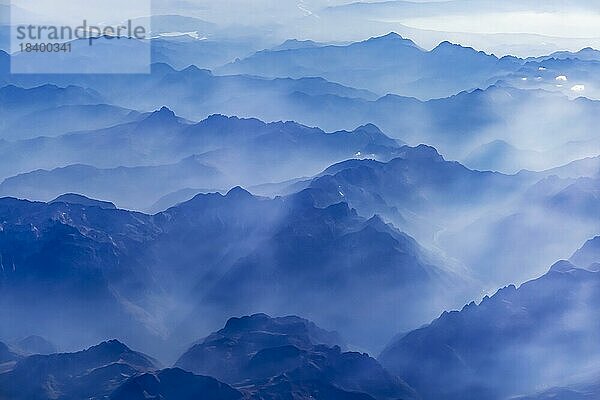 Gebirge und Wolken  Berggipfel in blauem Licht  Luftbild  Flug über Mazedonien