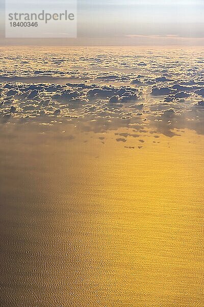 Wolken und Meer bei Sonnenuntergang  Wellen auf dem Wasser  Luftbild  Flug über die Ägäis  Griechenland  Europa