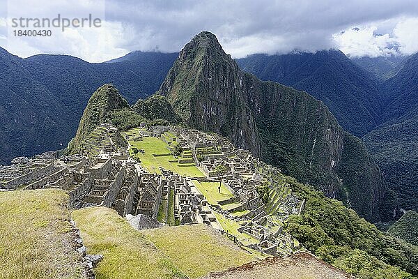 Machu Picchu  Ruinenstadt der Inkas mit dem Berg Huayana Picchu  Andenkordillere  Provinz Urubamba  Cusco  Peru  Südamerika