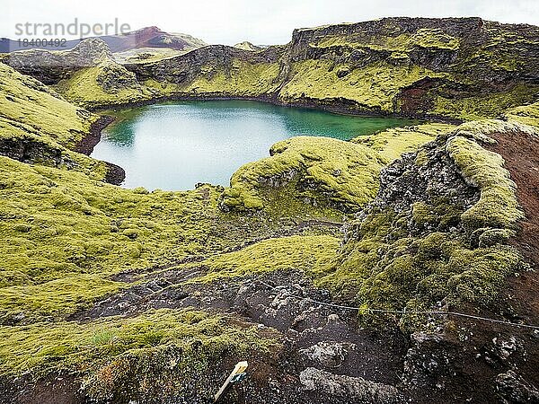 Kratersee Tjarnargígur  Moos bewachsene Vulkan-Landschaft  Laki-Kraterlandschaft  Hochland  Süd-Island  Suðurland  Island  Europa