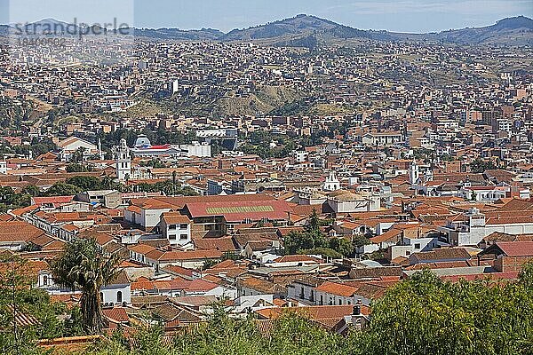 Blick aus der Luft auf die weiße Stadt Sucre  die verfassungsmäßige Hauptstadt Boliviens in der Provinz Oropeza