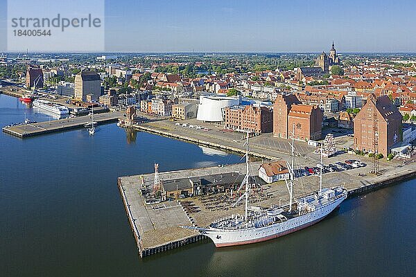 Luftaufnahme des öffentlichen Aquariums Ozeaneum und der Dreimastbark Gorch Fock im Hafen der Stadt Stralsund  MecklenburgVorpommern Deutschland