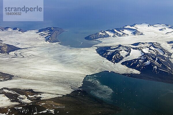 Luftaufnahme eines im Meer abbrechenden Gletschers in Spitzbergen  Svalbard  Norwegen  Europa
