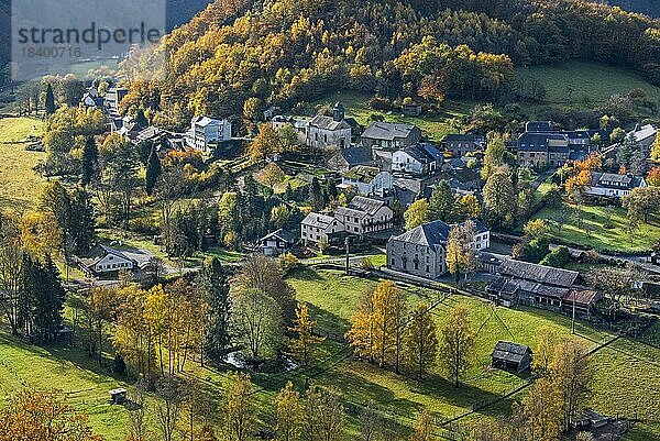 Luftaufnahme des von der Semois umgebenen Dorfes Frahan von Rochehaut aus in den belgischen Ardennen im Herbst  Wallonien  Belgien  Europa