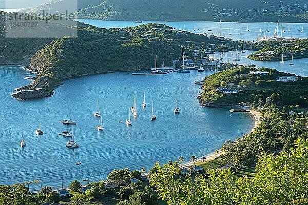 Blick aus der Luft auf Segelboote und Yachten  die in den Buchten von English Harbour und Falmouth Harbour an der Südküste der Insel Antigua vor Anker liegen  Karibik