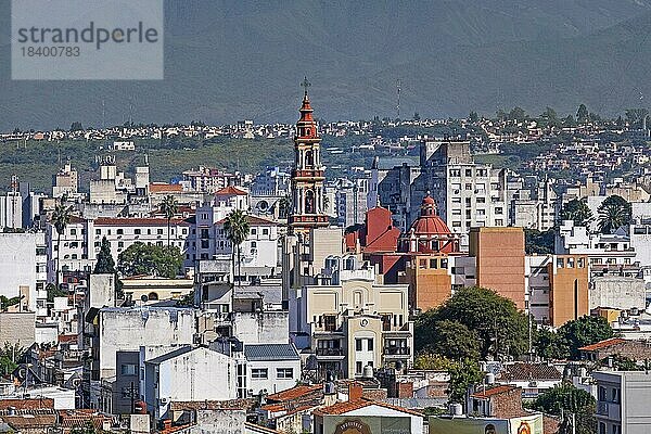 Luftaufnahme des historischen kolonialen Zentrums der Stadt Salta mit der Iglesia San Francisco  Kirche des Heiligen Franziskus  Provinz Salta  Argentinien  Südamerika