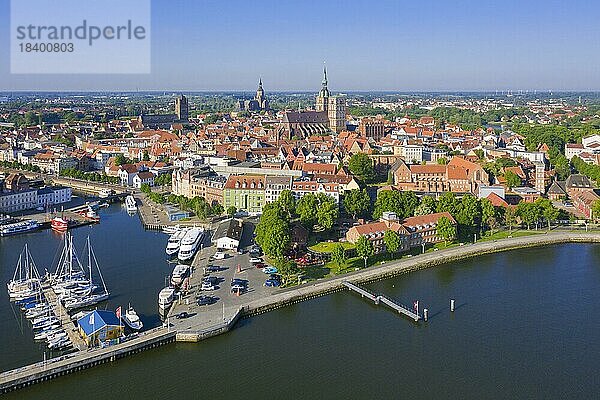 Luftbild über die Uferpromenade und den Yachthafen der Hansestadt Stralsund am Strelasund im Sommer  MecklenburgVorpommern Deutschland