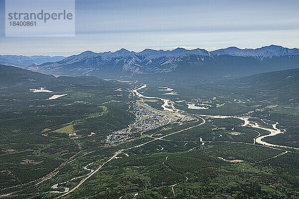 Luftaufnahme vom Gipfel des Whistlers über der Stadt Jasper  dem kommerziellen Zentrum des Jasper National Park  Alberta  Kanada  Nordamerika