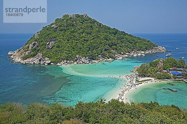 Westliche Touristen beim Sonnenbaden am Strand von Ko Nang Yuan  Nangyuan  einer kleinen Insel  die für ihre Tauch und Schnorchelmöglichkeiten in der Nähe von Ko Tao an der zentralen Golfküste in Südthailand bekannt ist