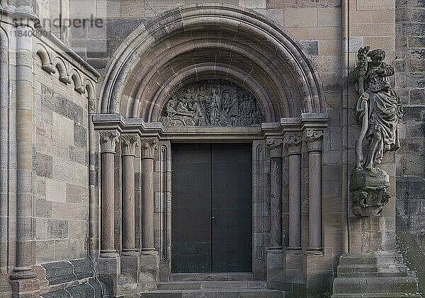 Helena Portal  romanisches Eingangsportal der Sebalduskirche  rechts Skulptur des Christopherus  Nürnberg  Mittelfranken  Bayern  Deutschland  Europa