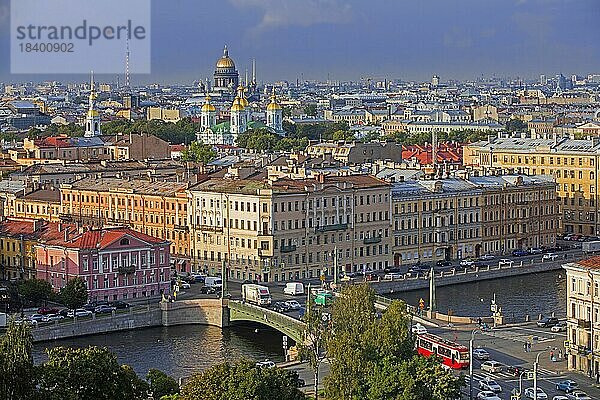 Luftaufnahme der Kathedralen und der Ägyptischen Brücke  der Egipetsky Brücke über den Fluss Fontanka in Sankt Petersburg  Russland  Europa