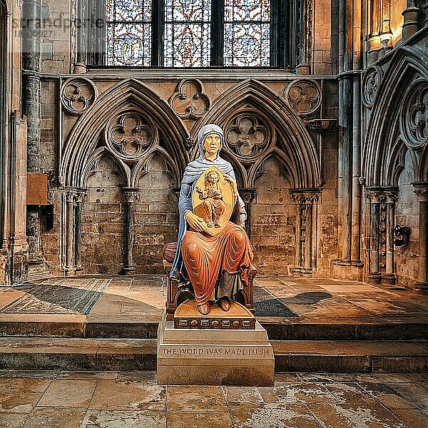 Marienfigur  Maria mit Kind  Kathedrale von Lincoln  The Cathedral Church of St. Mary  Gotik  Innenaufnahme  Lincoln  Lincolnshire  England  Großbritannien  Europa