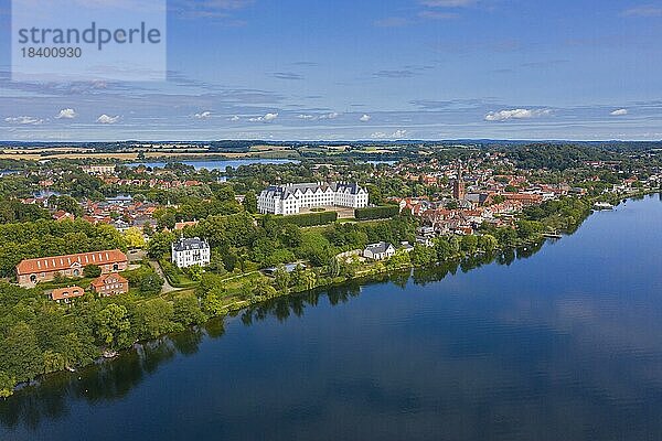 Luftaufnahme des Plöner Schlosses aus dem 17. Jahrhundert am Ufer des Großen Plöner Sees  Großer Plöner See  Schleswig Holstein  Deutschland  Europa