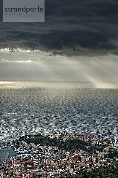 Luftaufnahme der Stadt und des Hafens von Monte Carlo  Monaco und dunkle  bedrohliche Regenwolken über dem Meer an der Côte dAzur