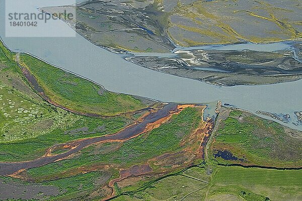 Blick aus der Luft auf den Gletscherfluss Þjórsá  Thjorsa im Sommer  Islands längster Fluss