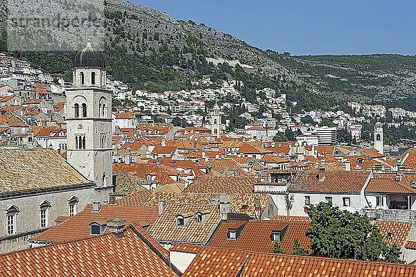 Rote Dächer von Häusern und Glockenturm des Franziskanerklosters und der Kirche in der Altstadt  historisches Stadtzentrum von Dubrovnik  Süddalmatien  Kroatien  Europa