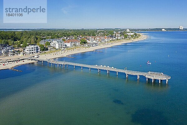 Luftaufnahme der hölzernen Seebrücke und der Hotels im Seebad Niendorf an der Ostsee  Timmendorfer Strand  Schleswig Holstein  Deutschland  Europa