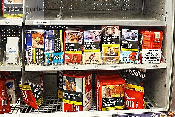 Regal mit Zigarettenschachteln für selbstgedrehte Zigaretten mit Warnhinweisen in einem deutschen Supermarkt  Deutschland  Europa