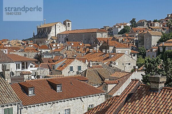 Blick auf rote Hausdächer und die Jesuitenkirche St. Ignatius in der Altstadt  historisches Stadtzentrum von Dubrovnik  Süddalmatien  Kroatien  Europa