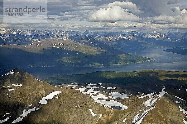 Blick über Gebirgszüge und Meeresarme auf Svalbard  Norwegen  Europa