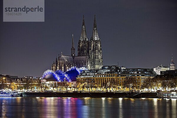 Stadtpanorama mit nur schwach beleuchtetem Kölner Dom und dem Rhein in der Nacht  Köln  Rheinland  Nordrhein-Westfalen  Deutschland  Europa