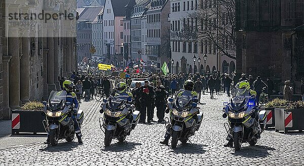 Polizei begleitet die Demonstration fridays for future  Nürnberg  Mittelfranken  Bayern  Deutschland  Europa