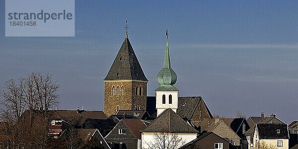 Die katholische Pfarrkirche St. Jakobus und die evangelische Jakobuskirche  Breckerfeld  Ruhrgebiet  Nordrhein-Westfalen  Deutschland  Europa