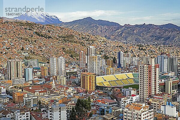 Luftaufnahme der Stadt La Paz mit dem Geschäftsviertel und dem Sportstadion Estadio Hernando Siles im Stadtbezirk Miraflores  Bolivien  Südamerika