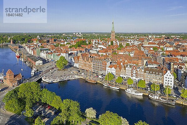 Luftaufnahme über die Trave und alte Segelschiffe und Boote in der Altstadt der Hansestadt Lübeck  Schleswig Holstein  Deutschland  Europa