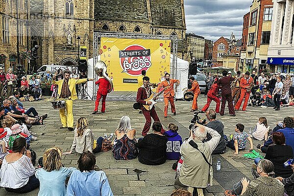 Straßenmusiker und Passanten  Band beim Brass International Festival im Sommer  Musikfestival in Durham  England  Großbritannien  Europa