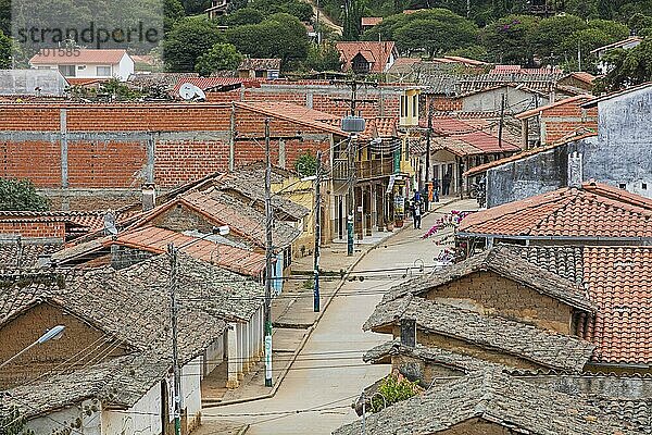 Luftaufnahme über eine Straße mit Häusern in der Stadt Samaipata  Provinz Florida  Departement Santa Cruz  Bolivien  Südamerika