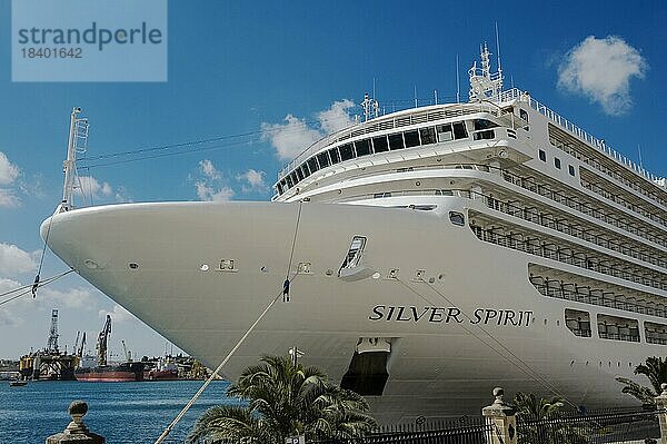 Das Luxuskreuzfahrtschiff Silver Spirit  angedockt in Valletta  Malta  Europa