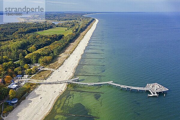 Luftaufnahme der Koserower Seebrücke  der Seebrücke und des Bernsteinstrandes auf der Insel Usedom in der Ostsee  MecklenburgVorpommern Deutschland
