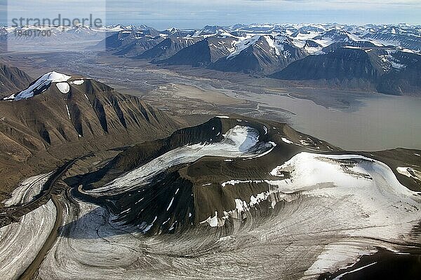 Luftaufnahme einer Berglandschaft mit U förmigem Gletschertal und zurückweichenden Gletschern auf Spitzbergen  Svalbard  Norwegen  Europa